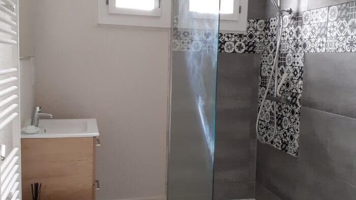 Salle de bain moderne douche italienne