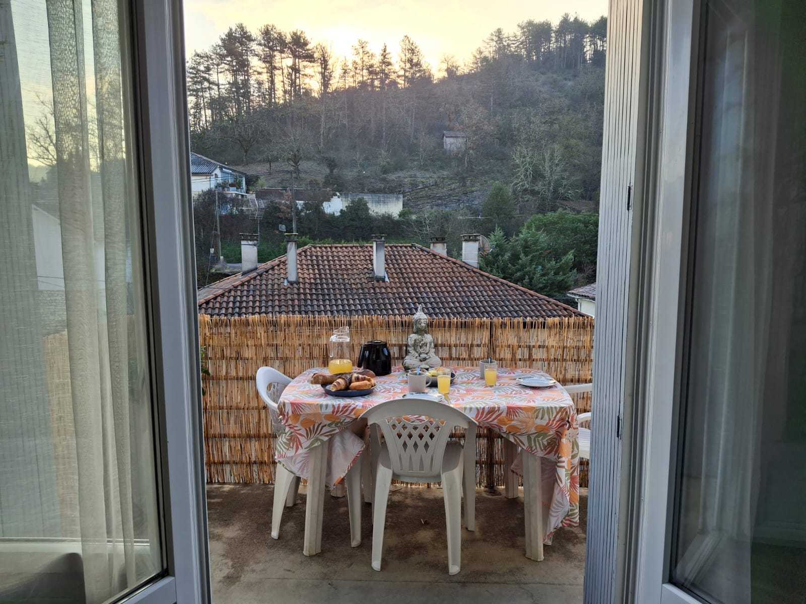 Terrasse gite ermitage cahors vue pont valentré